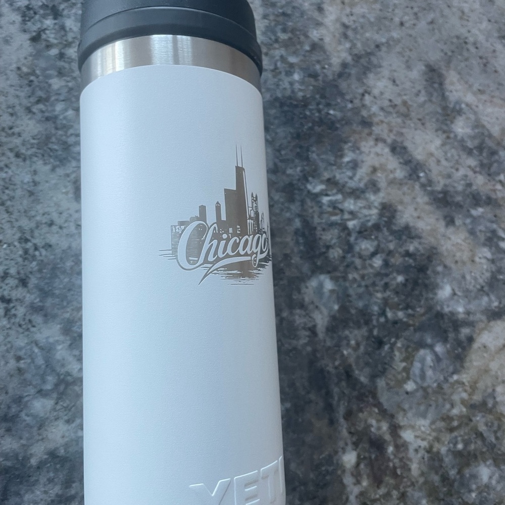 YETI nwt!!! White Chicago Skyline Travel Mug nwt 24 oz